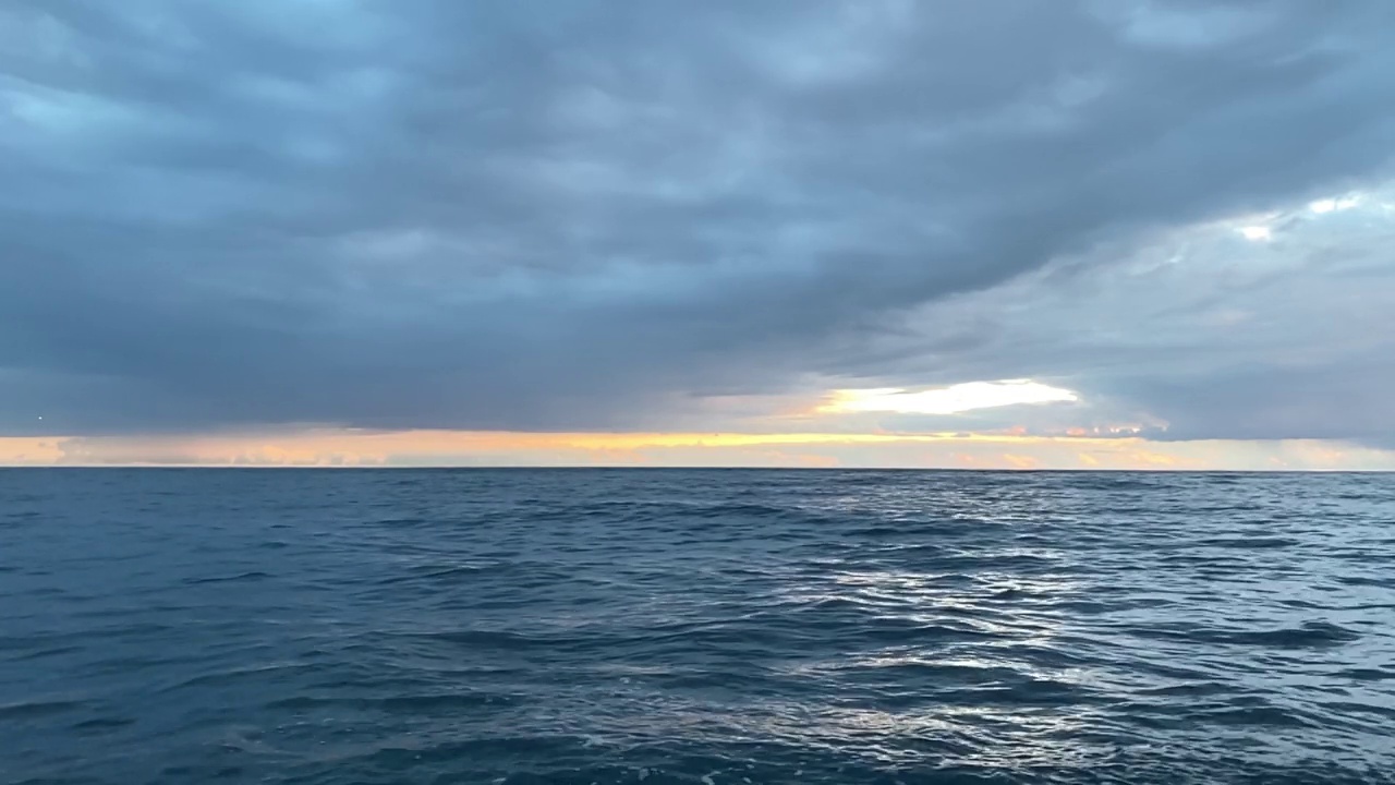 日落的天空在海上视频素材