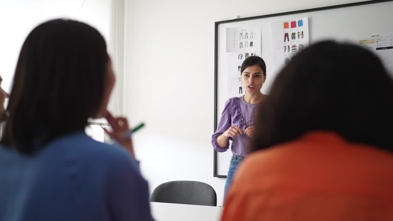 年轻的女商人正在给同事做报告视频素材