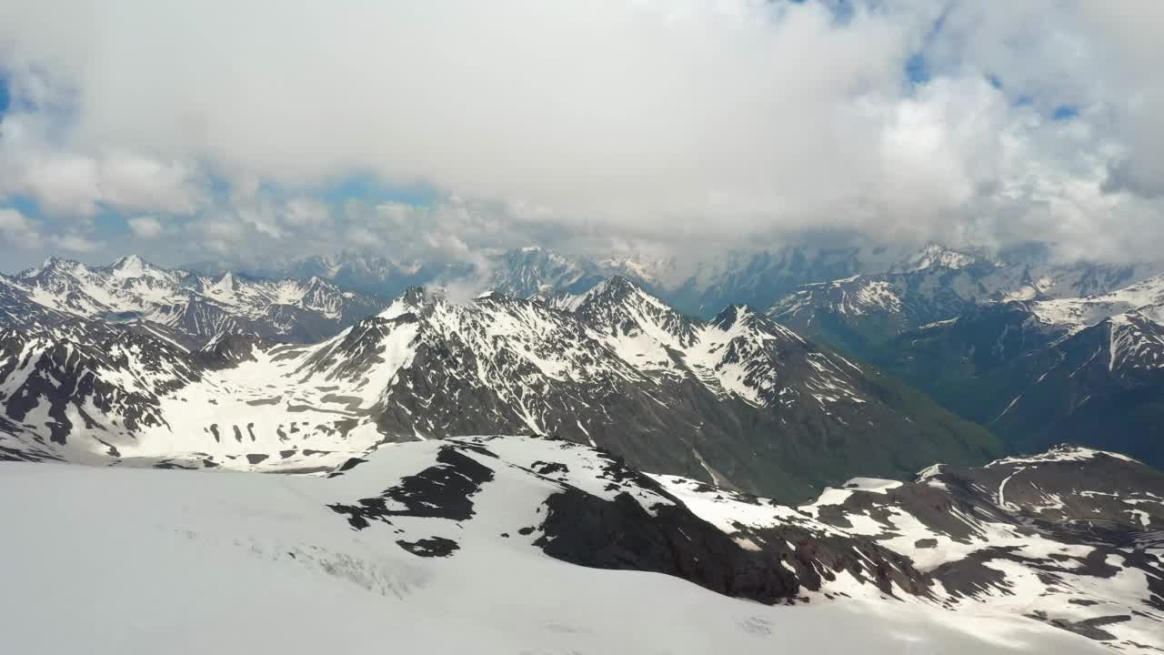 在美丽的雪峰和冰川上飞越山云。视频素材