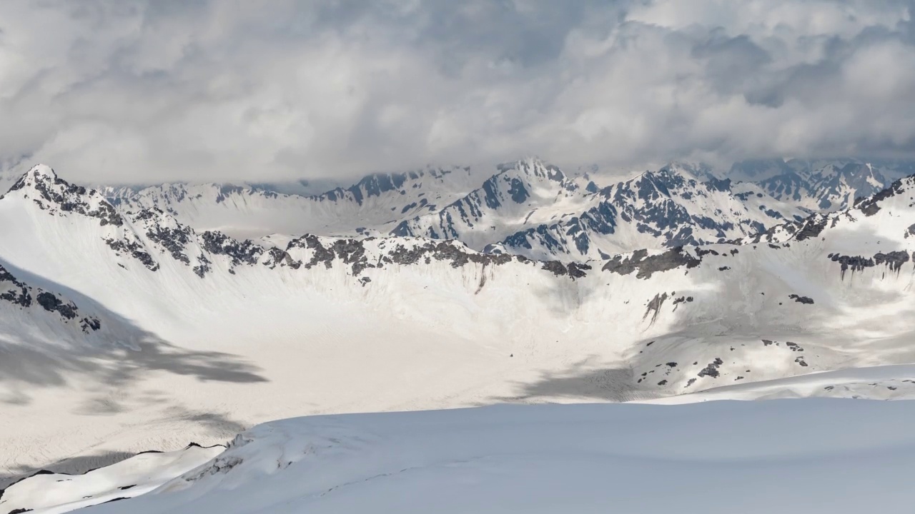 在美丽的雪峰和冰川上飞越山云。视频素材