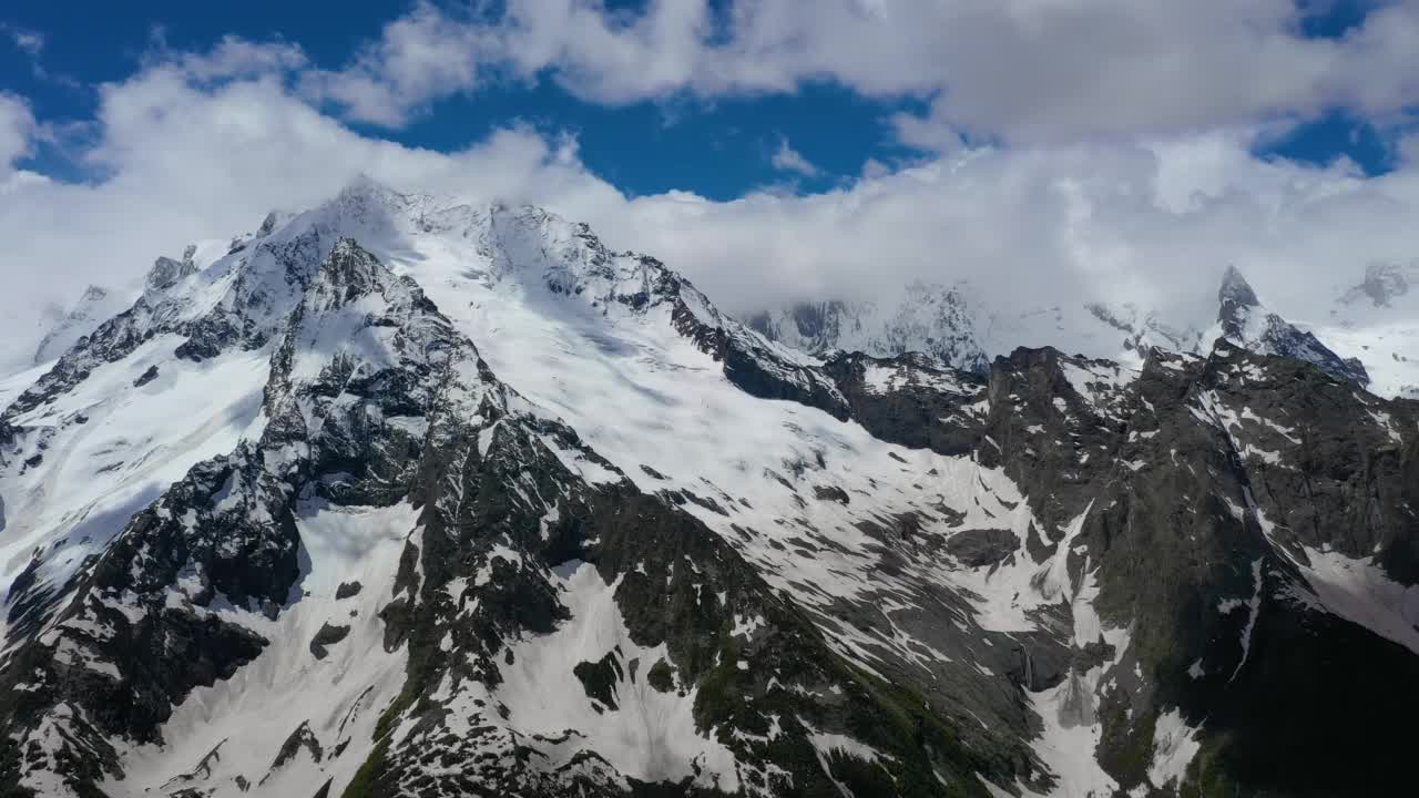 在美丽的雪峰和冰川上飞越山云。视频素材