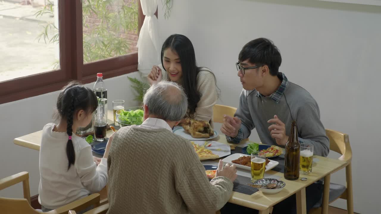 家人一起吃饭的父亲，母亲，女儿和爷爷视频下载