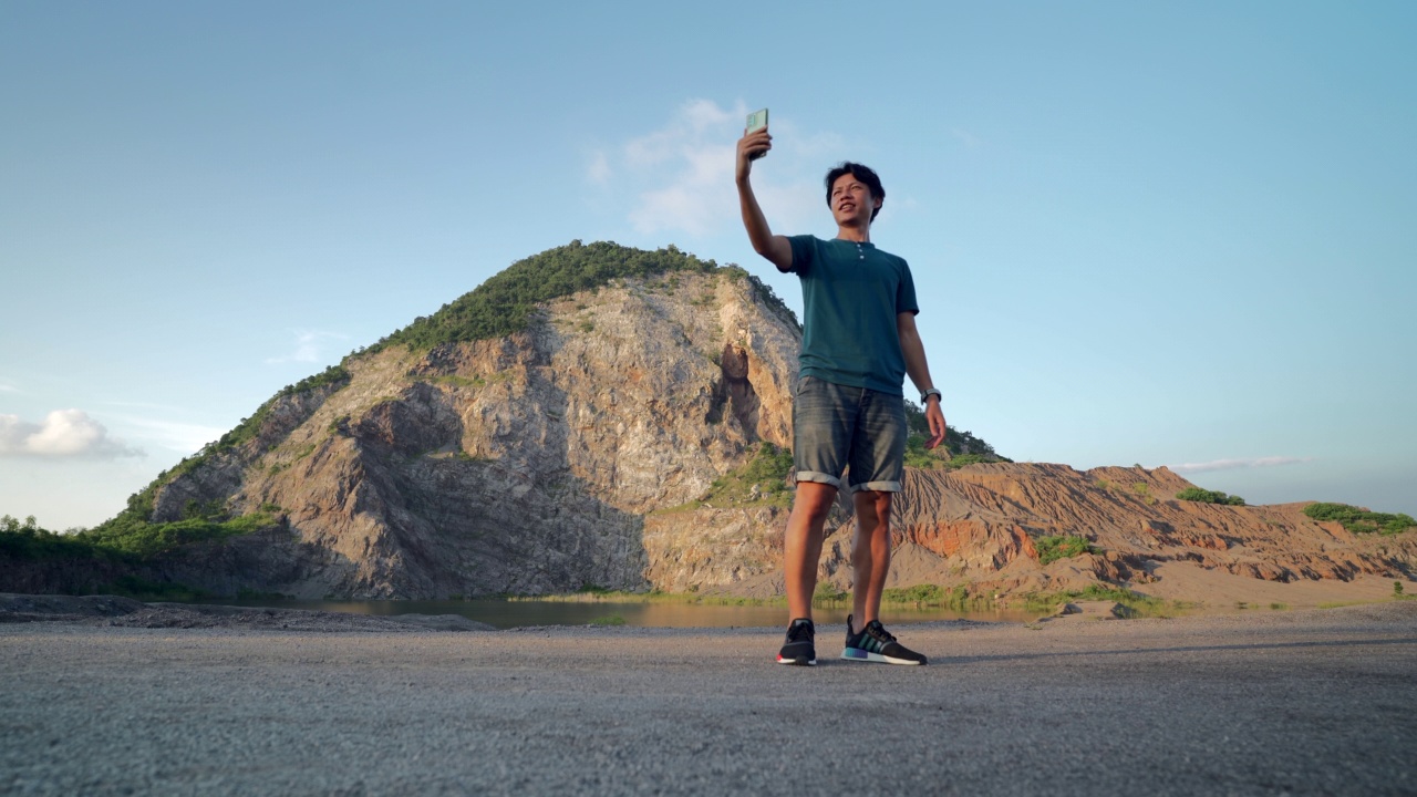 一名亚洲男子在拉差武里大峡谷新旅游胜地拍照视频素材