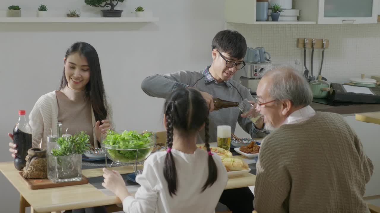 家人一起吃饭的父亲，母亲，女儿和爷爷视频下载