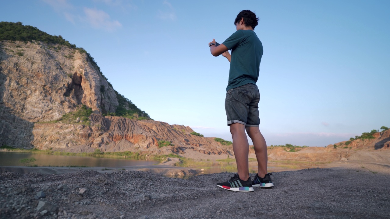 一名亚洲男子在拉差武里大峡谷新旅游胜地拍照视频素材