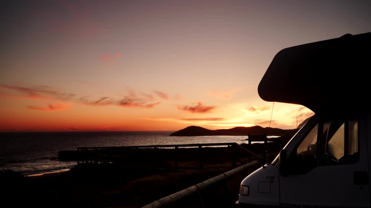 日落时沙滩上的露营车，时间流逝视频素材