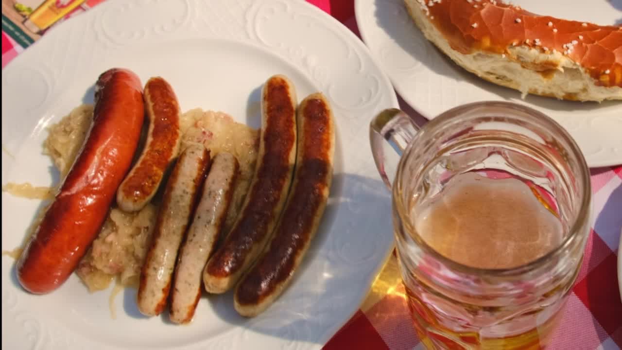 巴伐利亚啤酒和食物。有选择性的重点。食品和饮料。视频素材