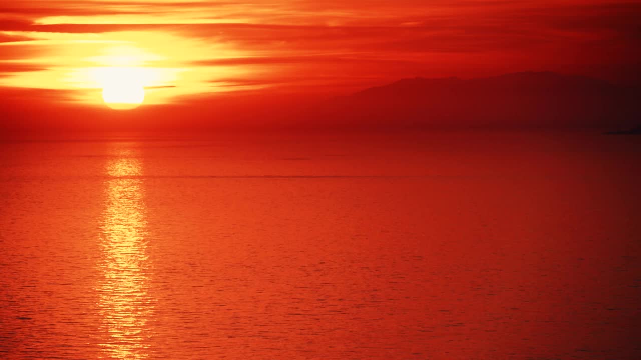 海面上红色的日落，时间流逝视频素材