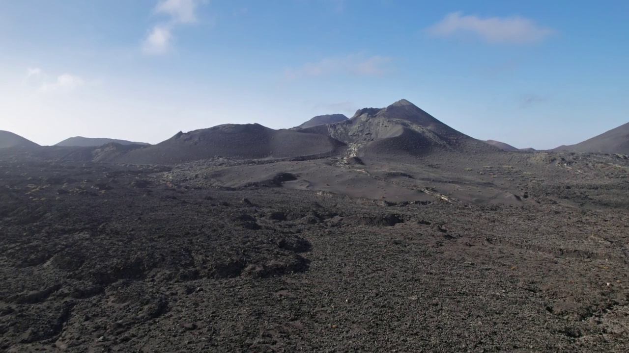 鸟瞰蒂曼法亚国家公园附近的火山谷，兰萨罗特，加那利群岛，西班牙。速度从30帧/秒提高到2倍。视频素材