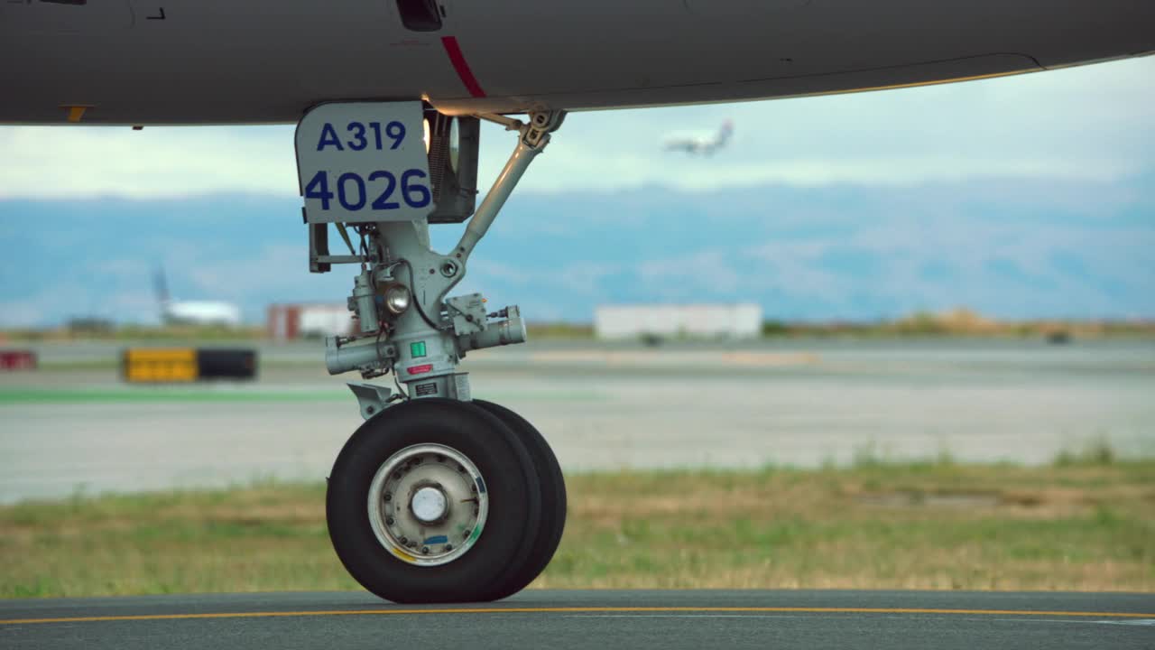 一架空客A319在旧金山机场滑行时的起落架视频素材