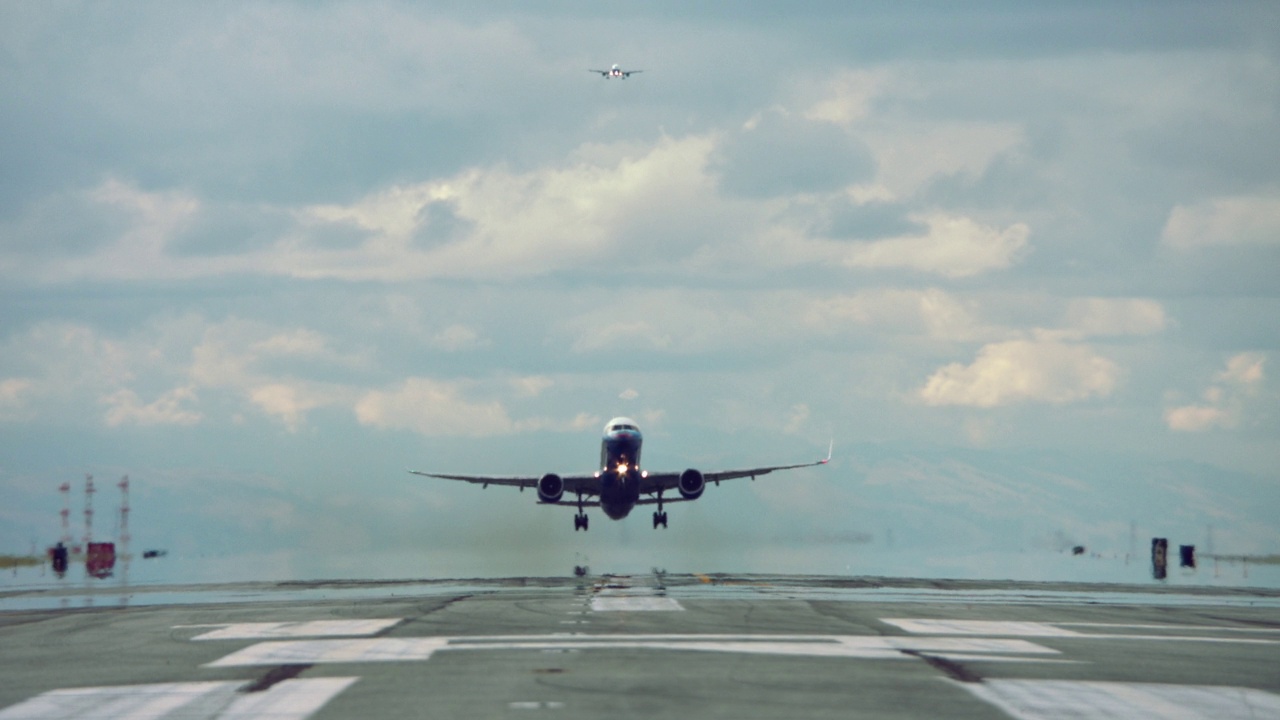 美国联合航空公司波音757飞机在旧金山上空起飞视频素材