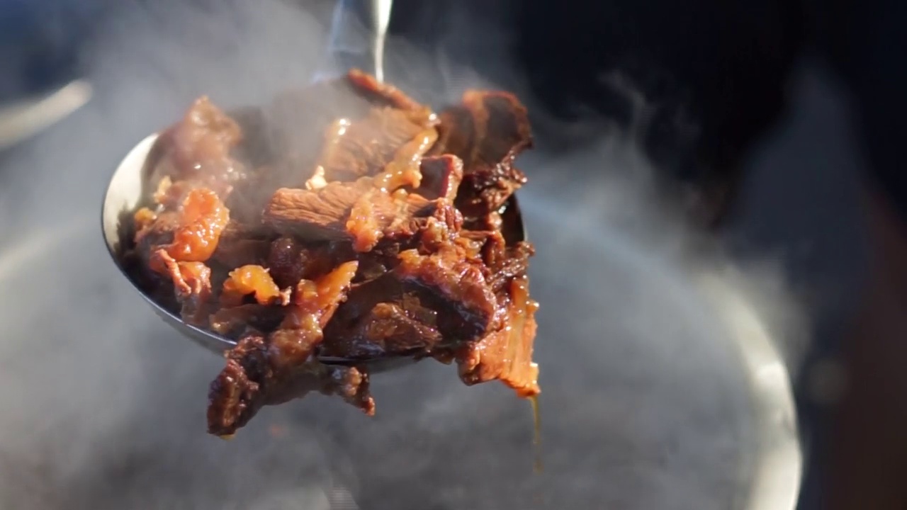 炖牛肉在锅里煮得很美味。这是简单的家庭烹饪点子视频素材