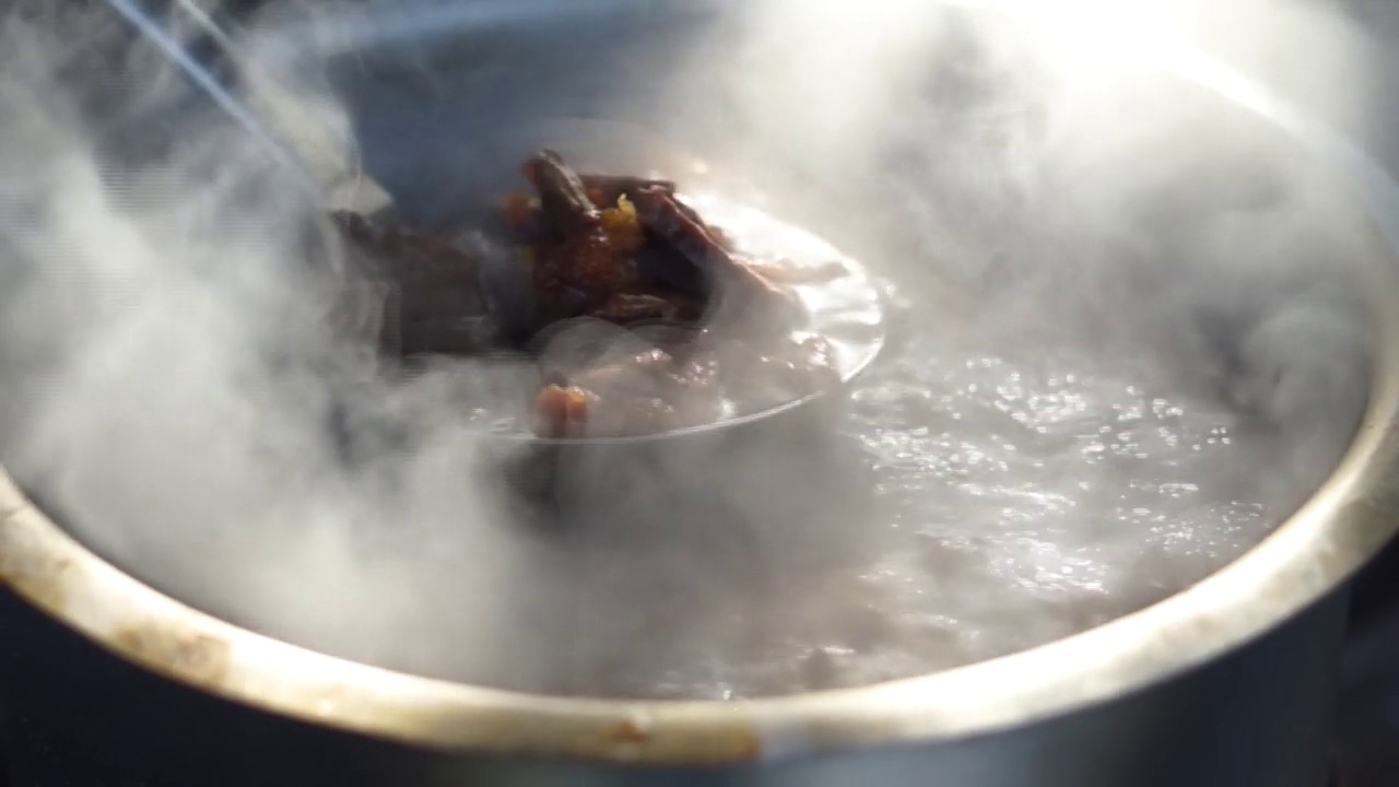 炖牛肉在锅里煮得很美味。这是简单的家庭烹饪点子视频素材