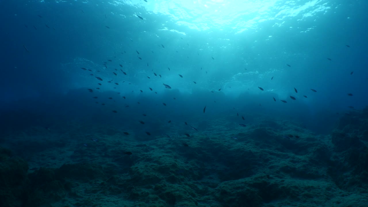 波涛汹涌的水，海浪，海浪，水下的海浪打在岩石上，使泡沫的海面上的海洋风景背景视频素材