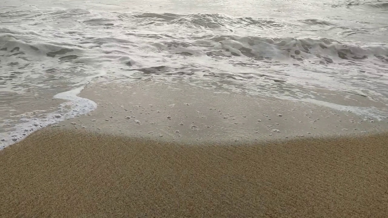 海浪在海滩上的缓慢运动视频下载