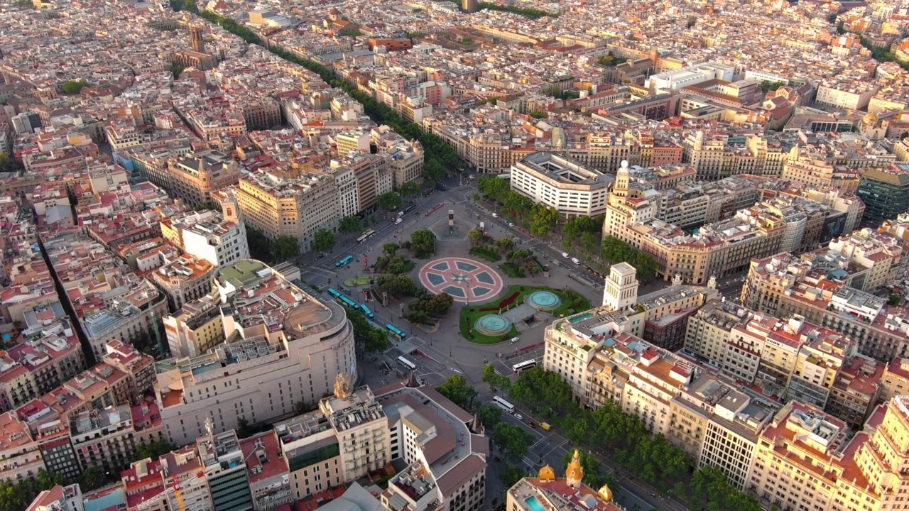 Plaça Catalunya在西班牙巴塞罗那的鸟瞰图。这个广场被认为是城市的中心，一些最重要的街道在那里交汇视频素材