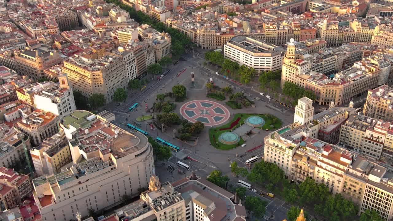 Plaça Catalunya在西班牙巴塞罗那的鸟瞰图。这个广场被认为是城市的中心，一些最重要的街道在那里交汇视频素材