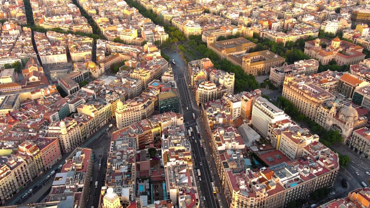 鸟瞰巴塞罗那城市天际线和大学广场(Plaça de la Universitat)。西班牙加泰罗尼亚视频素材