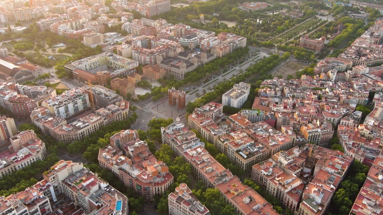 鸟瞰巴塞罗那城市天际线和凯旋门或Arco de Triunfo在西班牙，在巴塞罗那的城市凯旋门视频素材