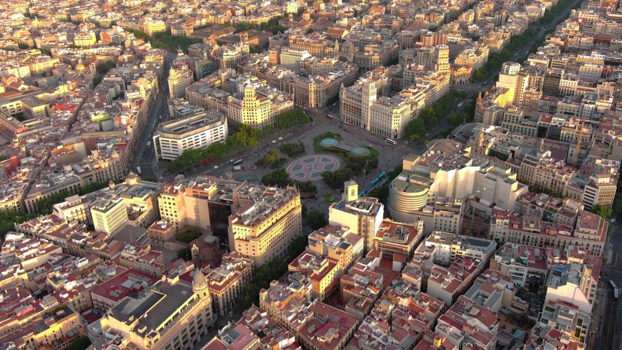 Plaça Catalunya在西班牙巴塞罗那的鸟瞰图。这个广场被认为是城市的中心，一些最重要的街道在那里交汇视频素材