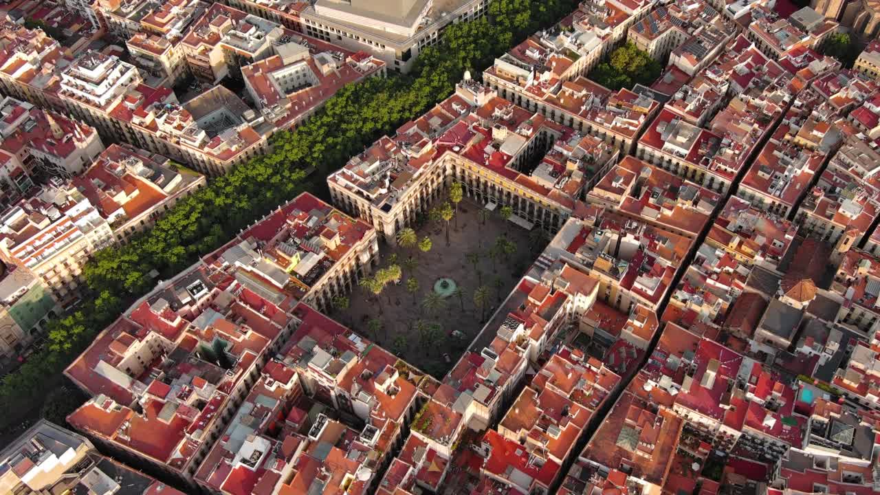 在一个阳光明媚的夏日，航拍巴塞罗那市中心标志性的Plaça Reial广场(Plaza Real)视频素材