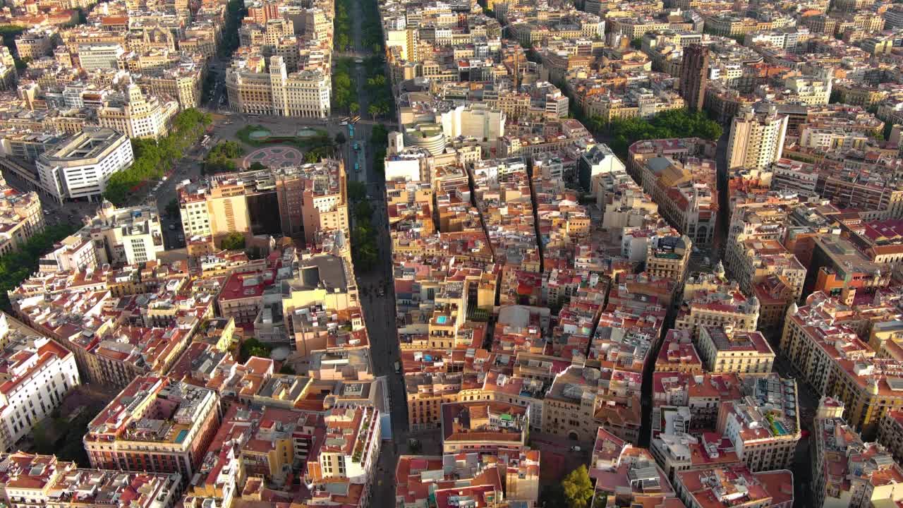 Plaça Catalunya在西班牙巴塞罗那的鸟瞰图。这个广场被认为是城市的中心，一些最重要的街道在那里交汇视频素材