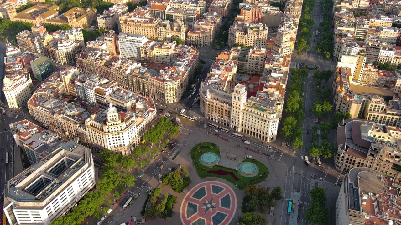 Plaça Catalunya在西班牙巴塞罗那的鸟瞰图。这个广场被认为是城市的中心，一些最重要的街道在那里交汇视频素材