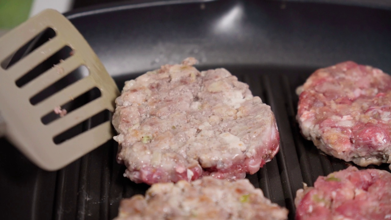 生肉末牛肉汉堡肉片。烹饪肉类和汉堡。有选择性的重点视频素材