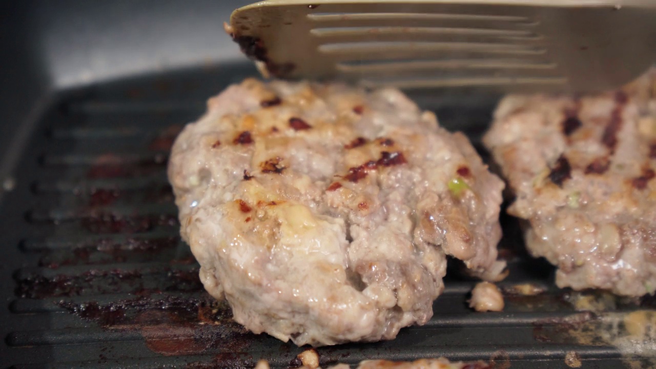 烤盘上的美味汉堡肉饼。烹饪的汉堡。有选择性的重点视频素材