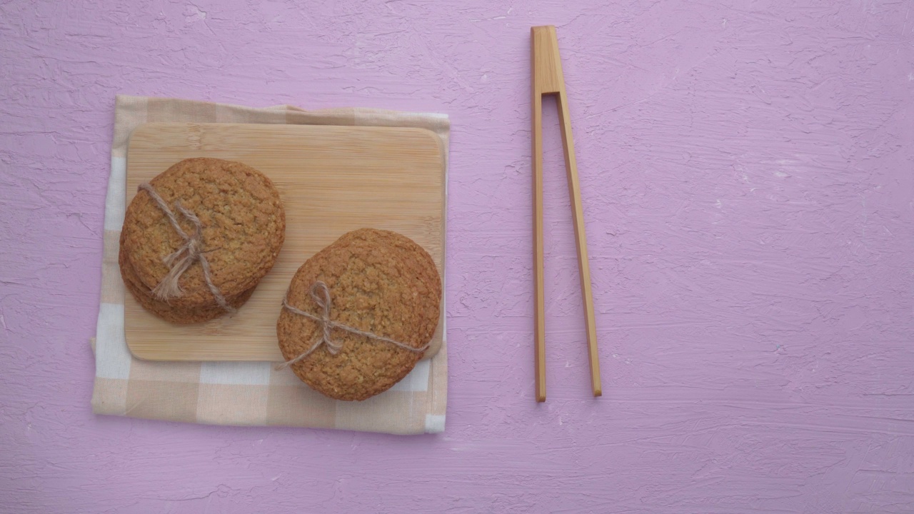 盘子里的燕麦饼干。前视图。工艺自制的食物。从以上观点。粉红色的背景视频素材