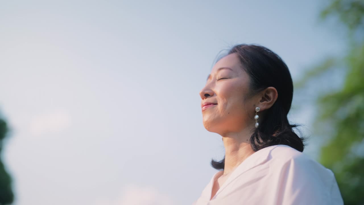 自然中美丽女人的肖像视频素材