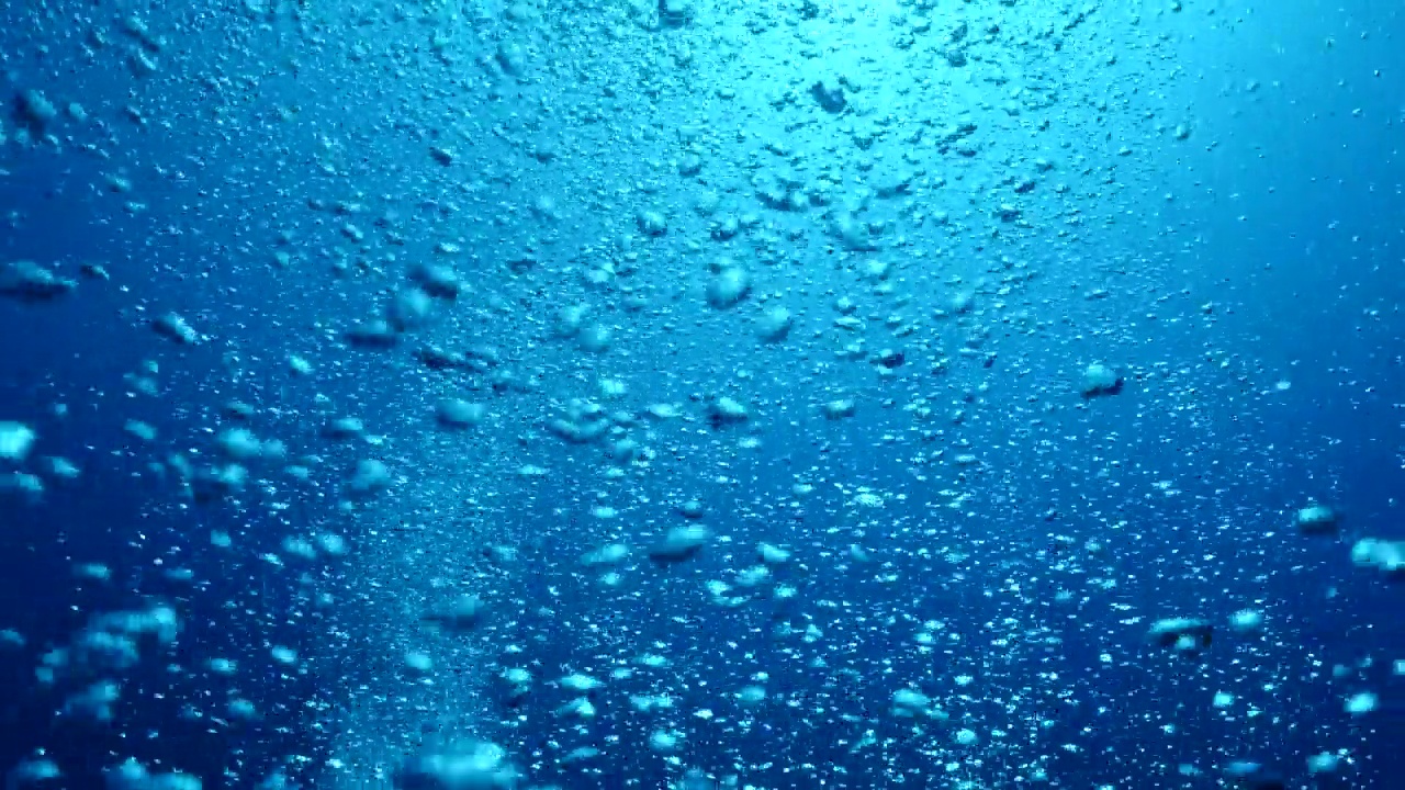 波涛汹涌的水，海浪，海浪，水下的海浪打在岩石上，使泡沫的海面上的海洋风景背景视频素材