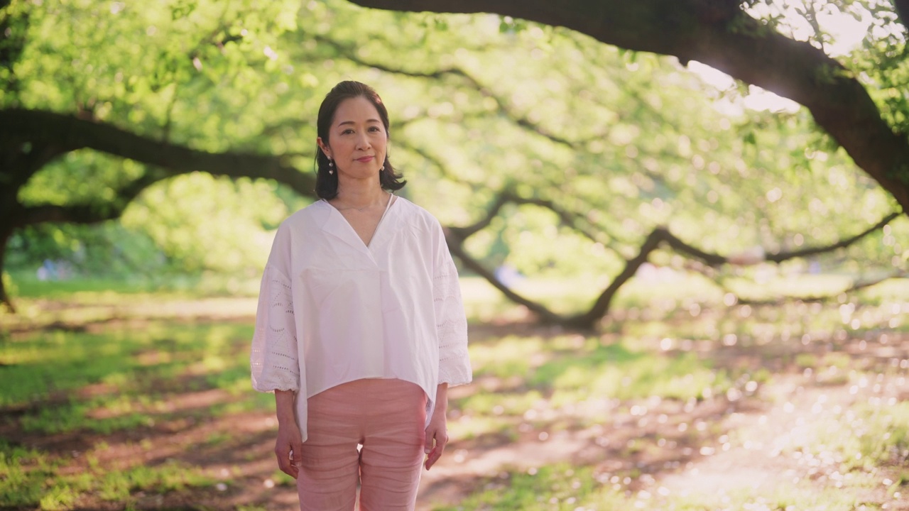 自然中美丽女人的肖像视频素材