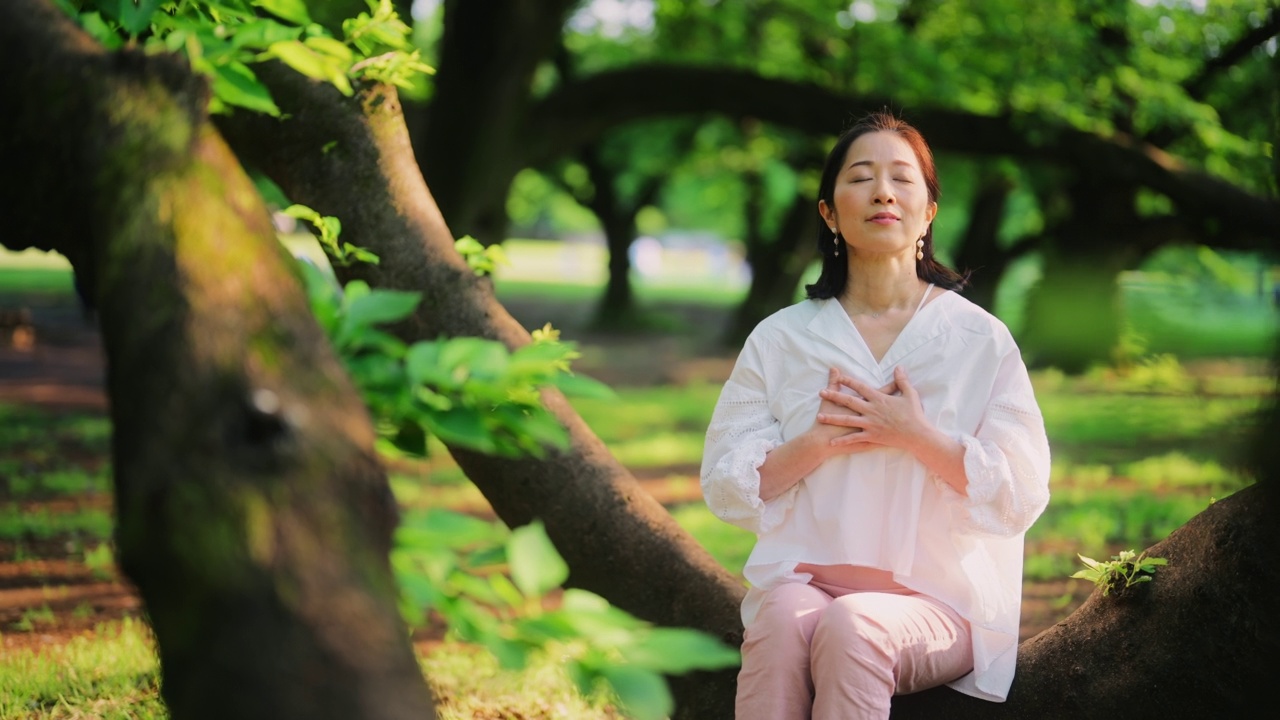 女人在大自然中冥想视频素材