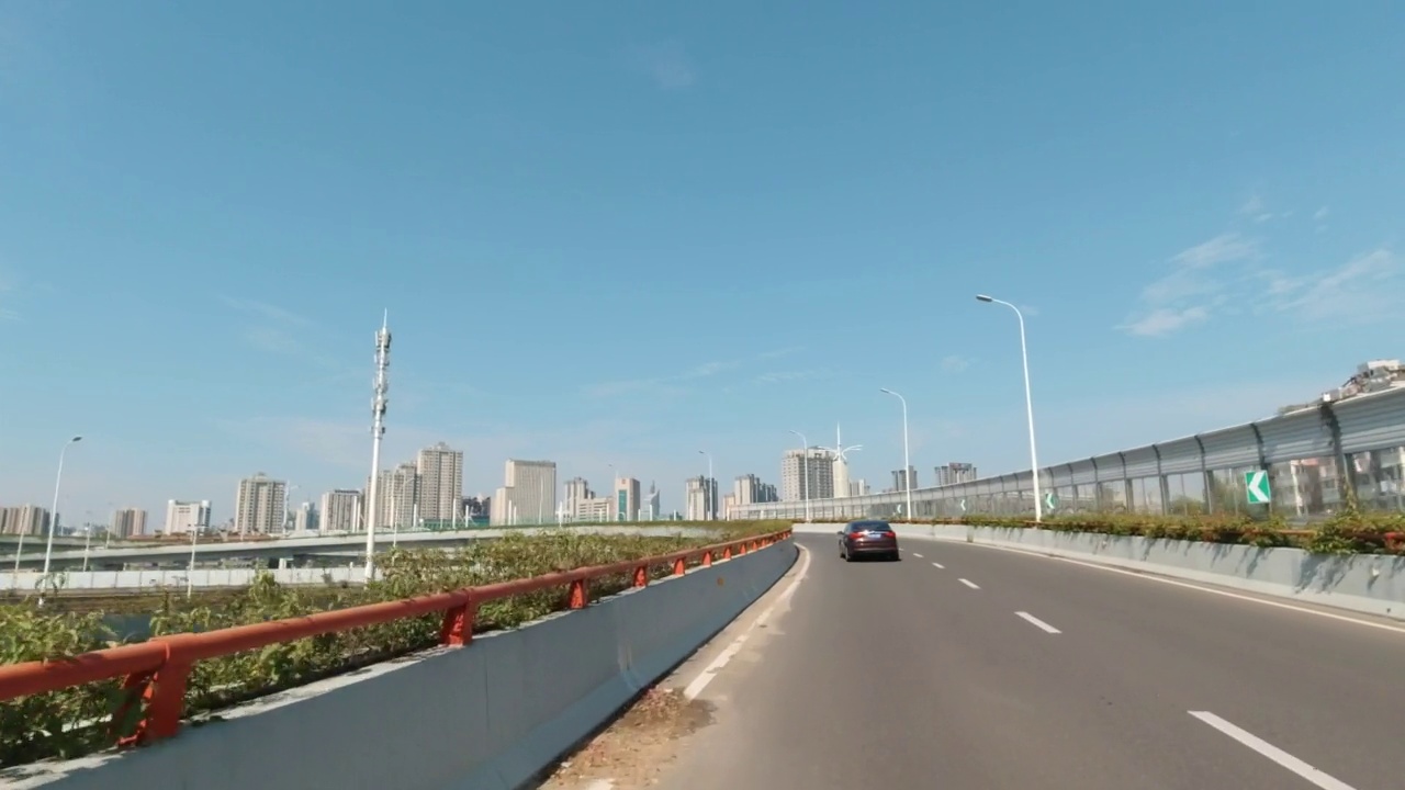 空的柏油路与城市高架桥视频素材