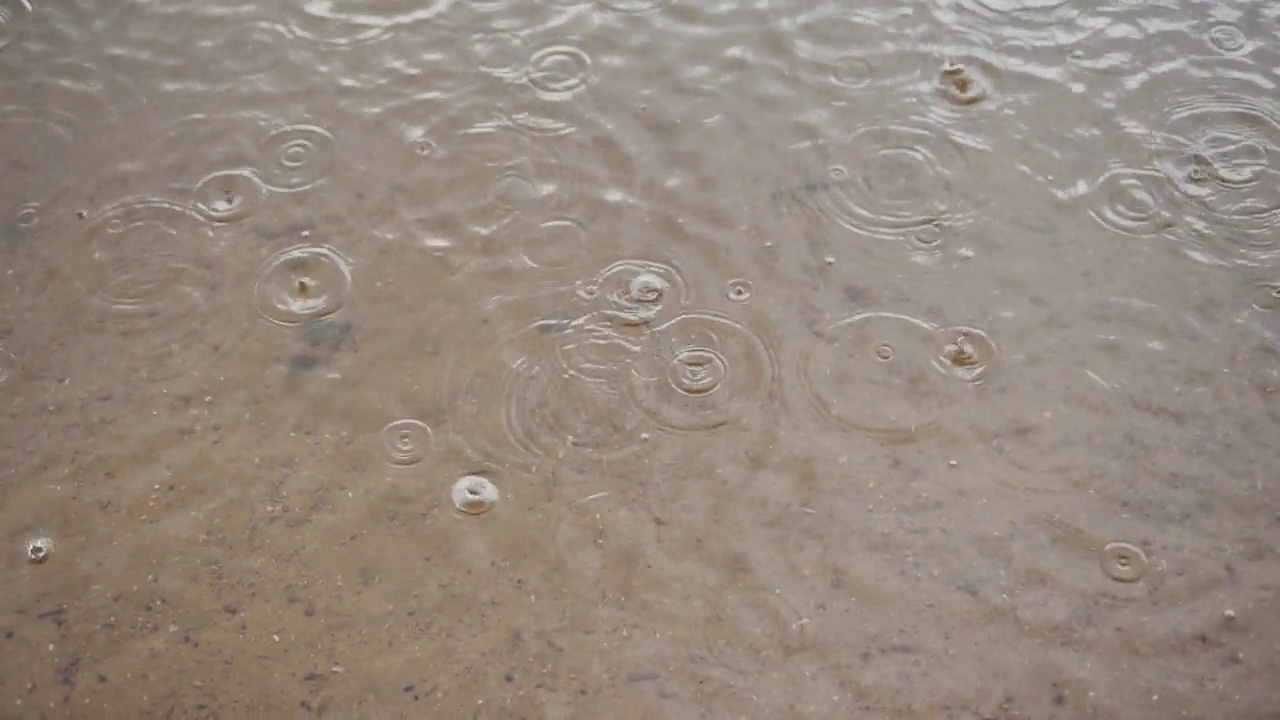 俯视的雨滴经常滴在海面上。砂质底视频素材