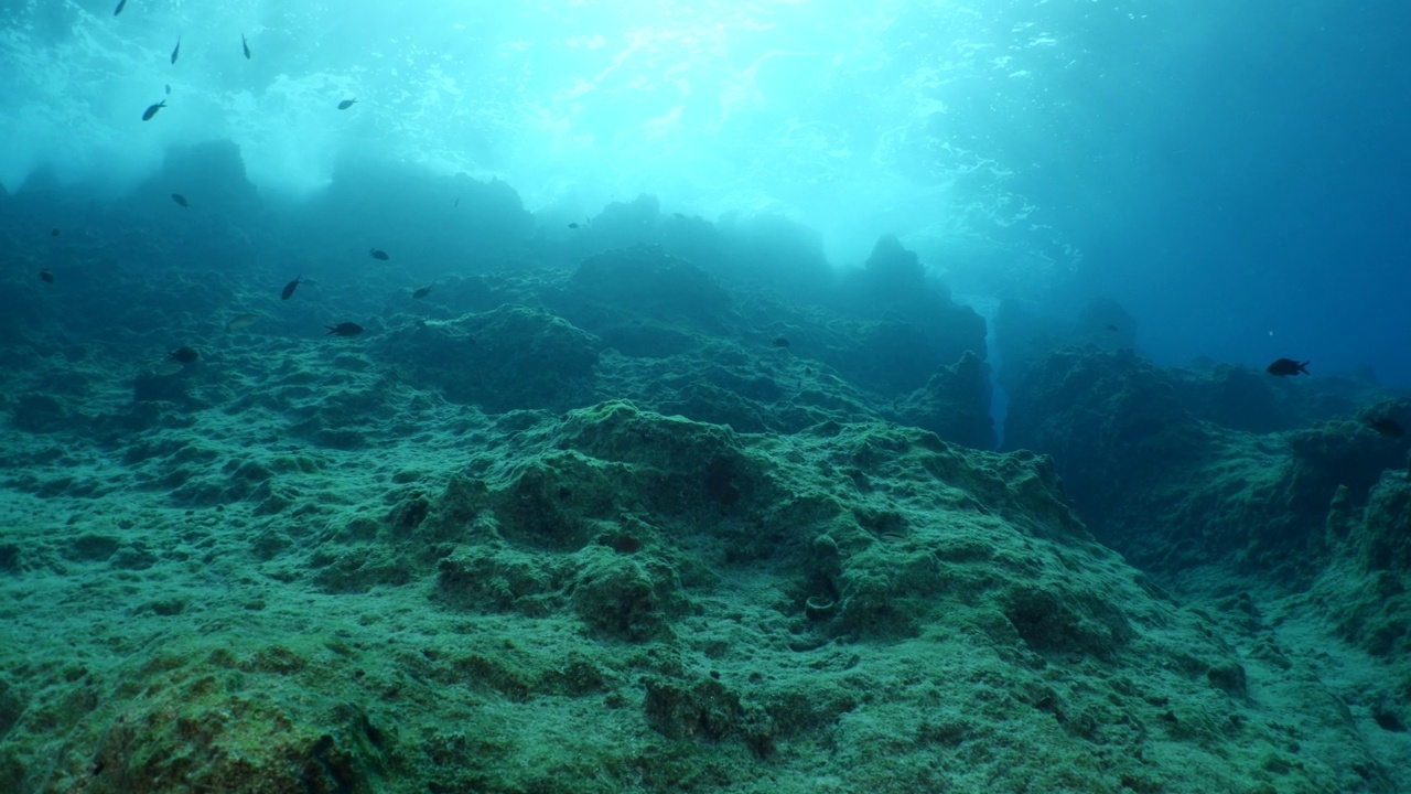 波涛汹涌的水，海浪，海浪，水下的海浪打在岩石上，使泡沫的海面上的海洋风景背景视频素材