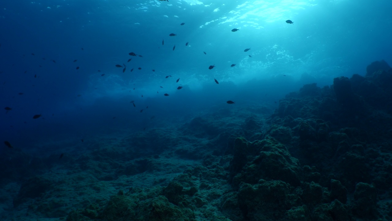 波涛汹涌的水，海浪，海浪，水下的海浪打在岩石上，使泡沫的海面上的海洋风景背景视频素材