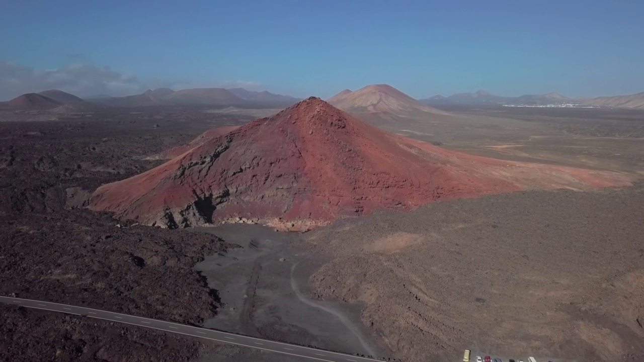 火山Playa de Montana Bermeja和Charco Verde湖的鸟瞰图，兰萨罗特，加那利群岛，西班牙。速度从24帧/秒提高到2.5倍。视频素材