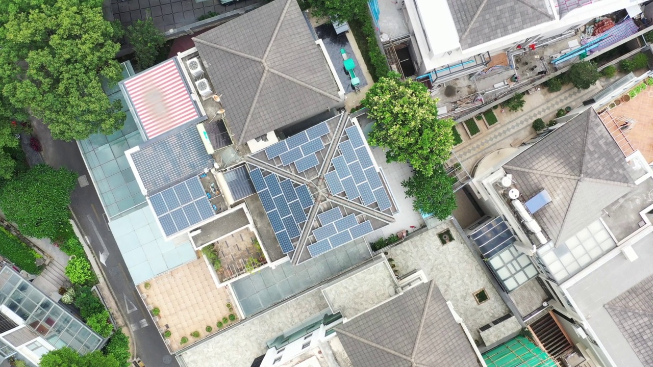 安装太阳能电池板的住宅建筑视频素材