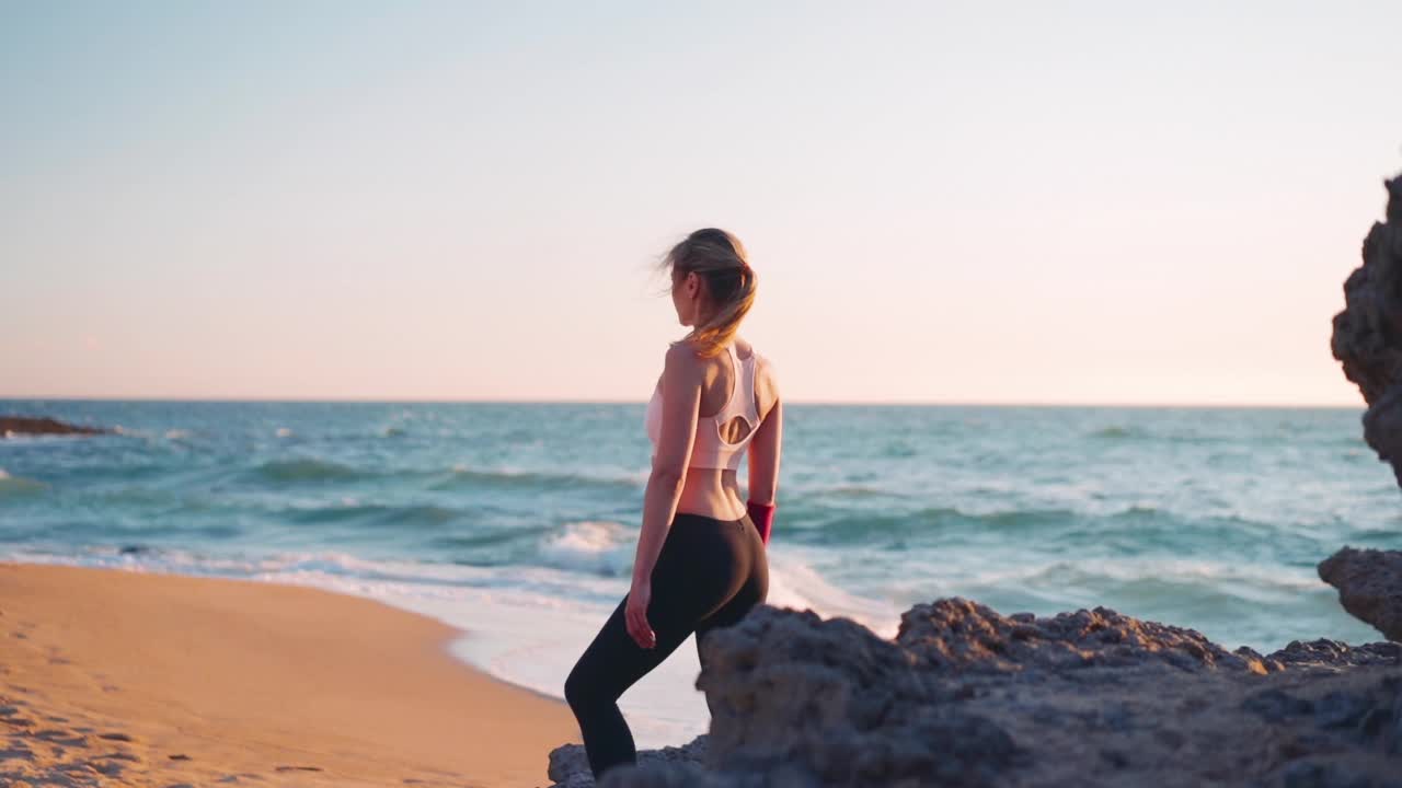 运动女性肖像户外。白人女性运动的女人站在自然的海洋海滩视频素材