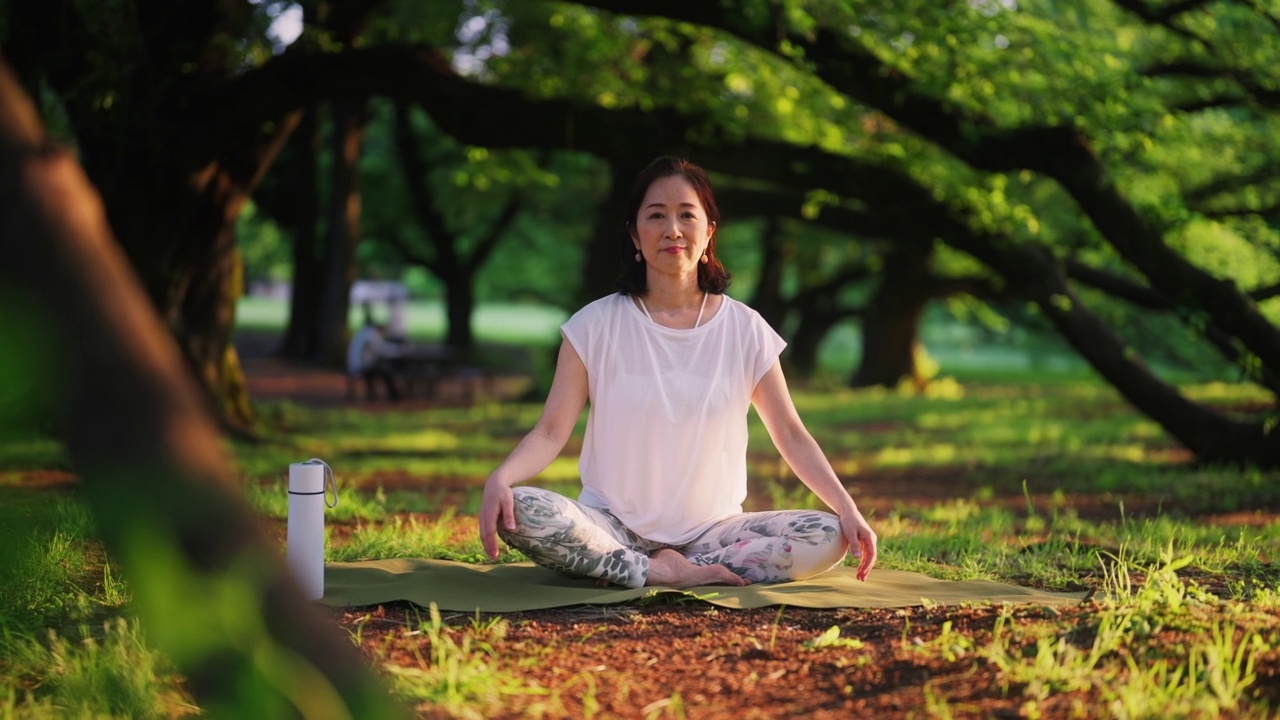 女性瑜伽修行者的肖像视频素材