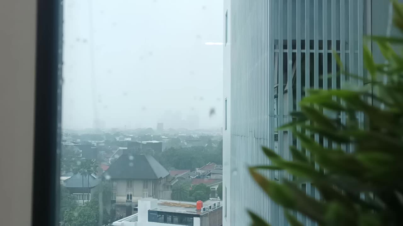 雨透过窗户视频素材