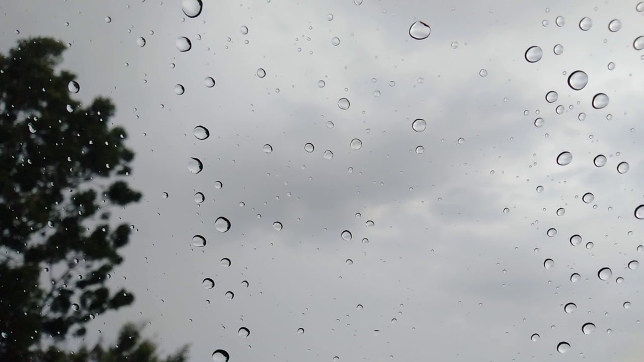 雨点落在玻璃上。的概念。多雨的季节。风暴。糟糕的能见度。天气预报。气象部门。视频素材