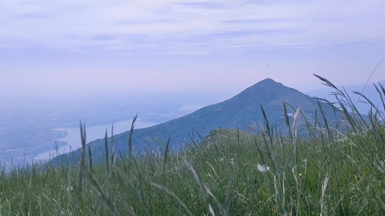 山顶在远处，从草坪上看过去。视频素材