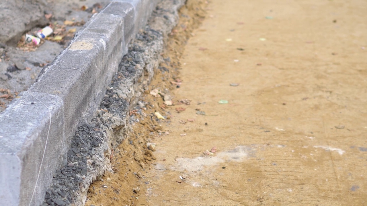 道路的建造和修理。城市街道的野花。沙子里的轮胎印，建筑材料视频下载