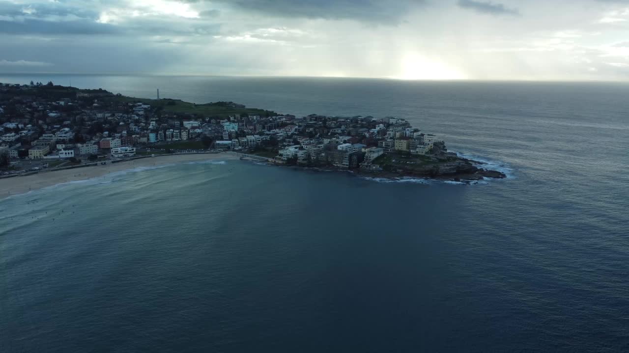 海滩海景是悉尼东海岸清晨日出无人机视频素材