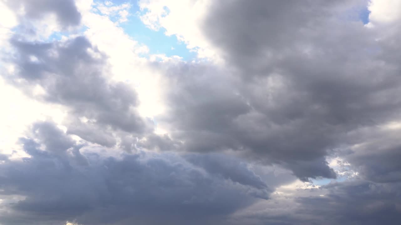 黑暗、阴郁、暴风雨、多雨的天空中闪烁着光芒。可怕的飓风云视频下载