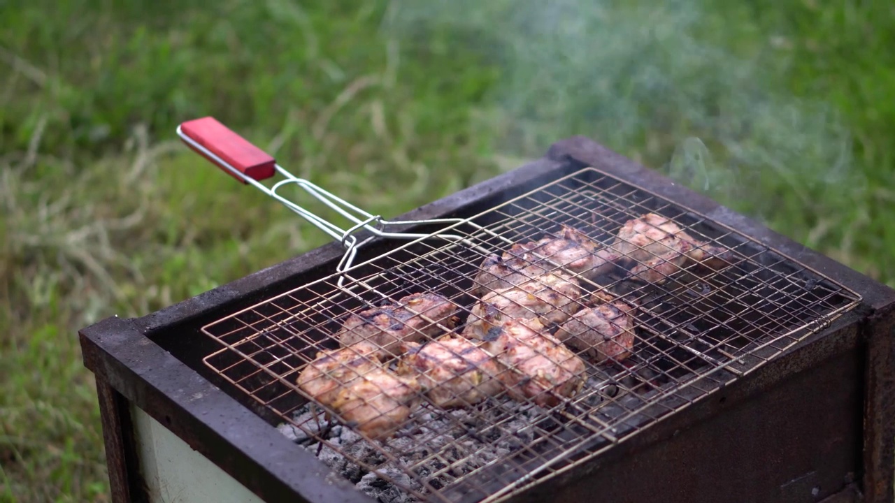 烤肉架上的烤肉特写。在大自然中休息和烧烤视频下载