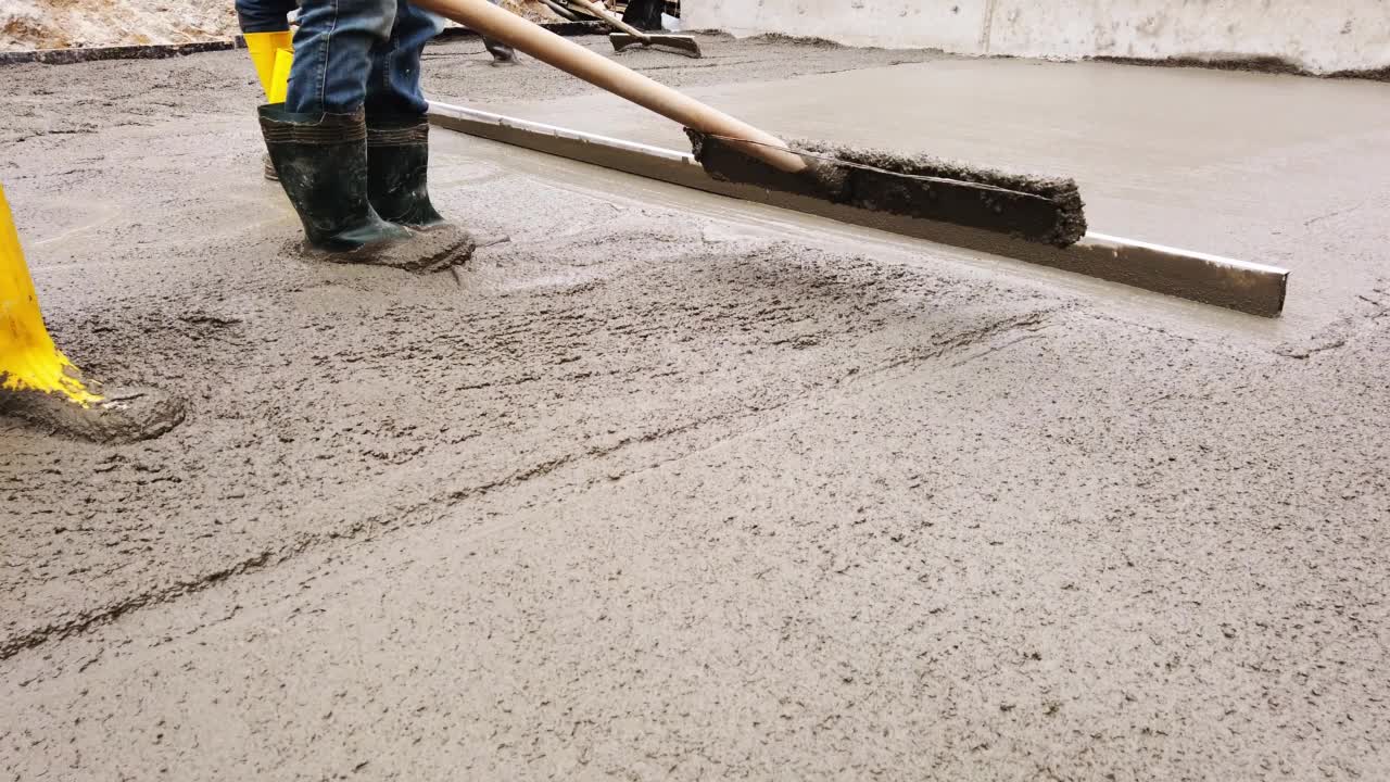 工人们压平水泥砂浆视频素材